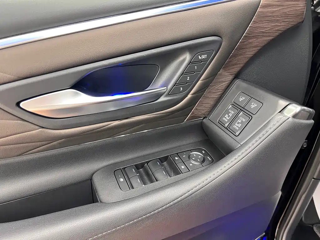 Toyota Alphard — фото 18