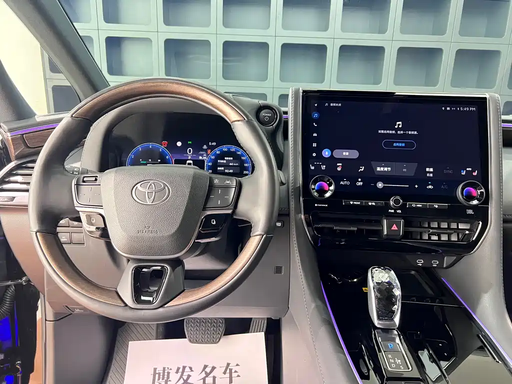 Toyota Alphard — фото 30
