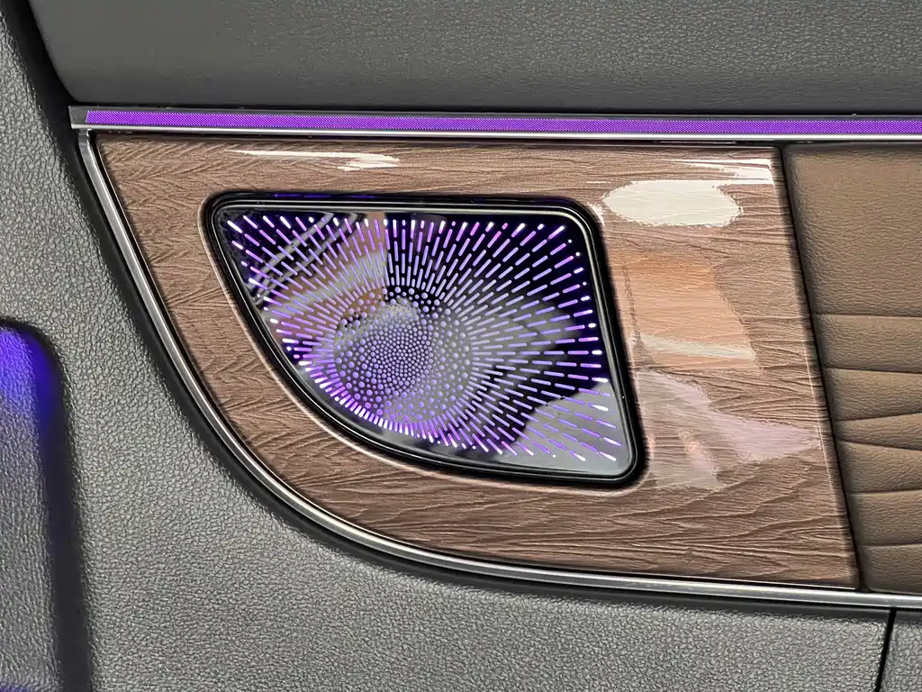 Toyota Alphard — фото 32