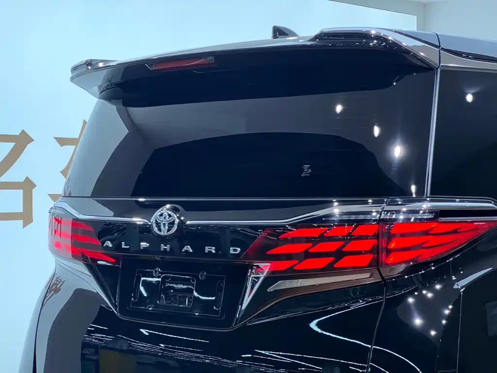 Toyota Alphard — фото 8