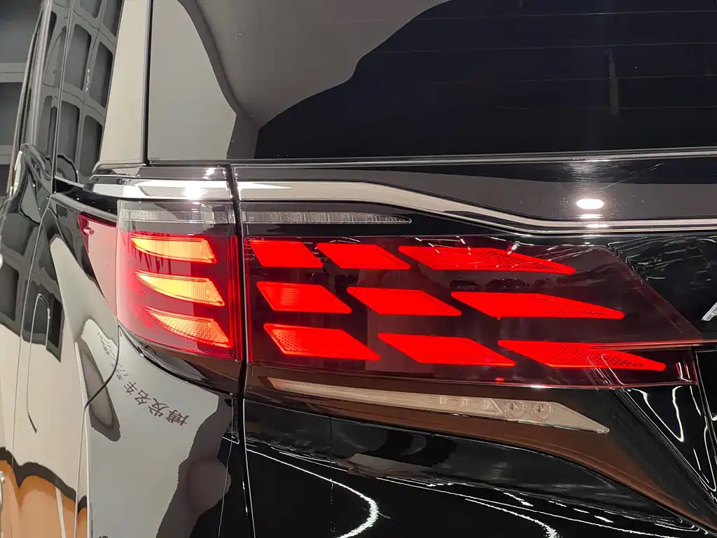 Toyota Alphard — фото 9