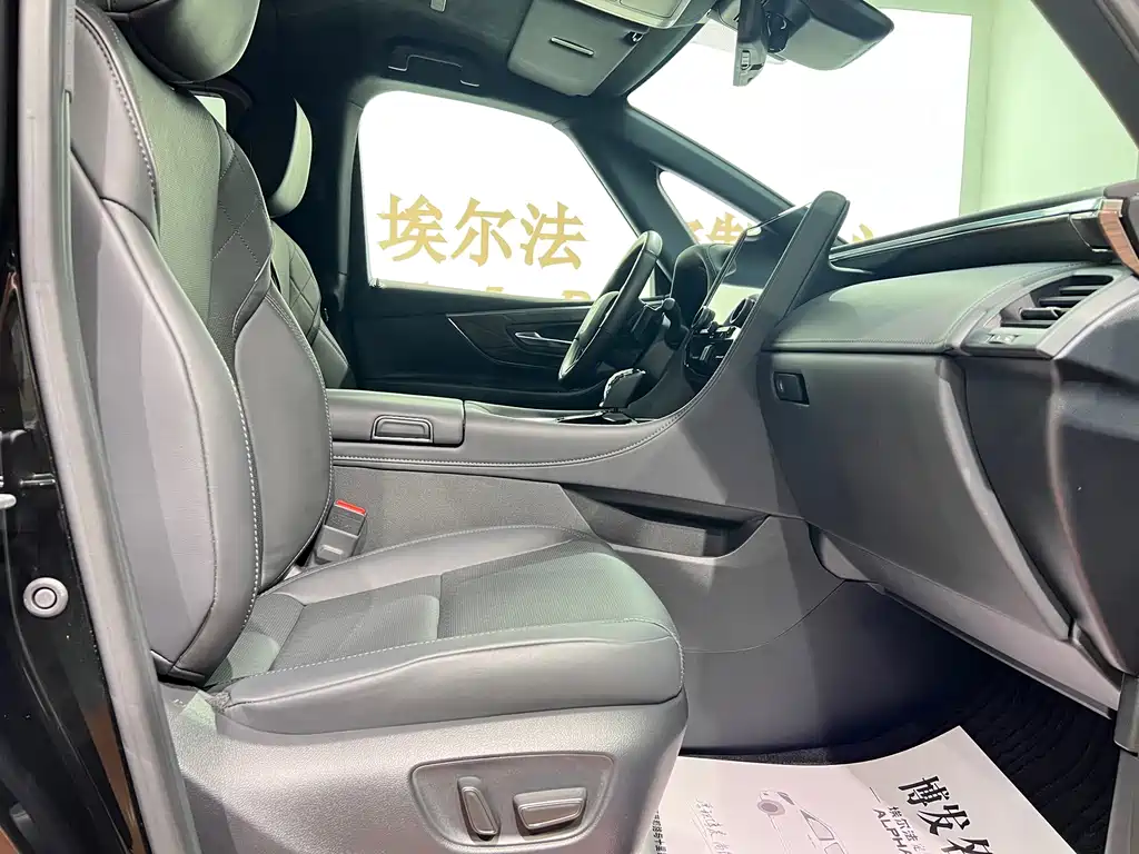 Toyota Alphard — фото 10