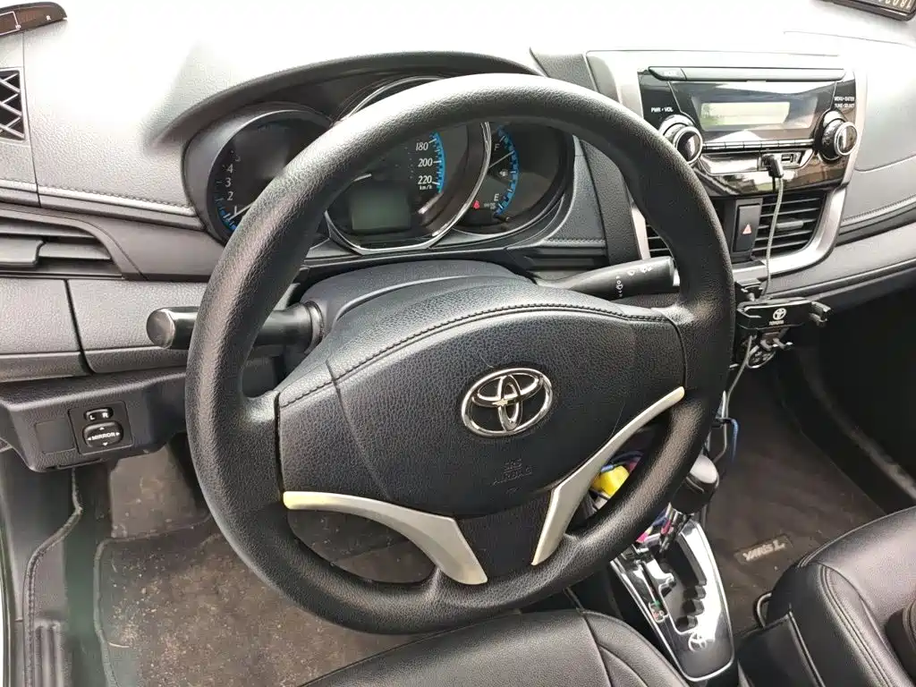 Toyota Yaris L — фото 11