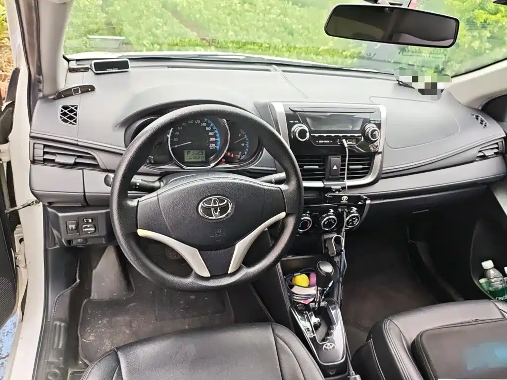 Toyota Yaris L — фото 10