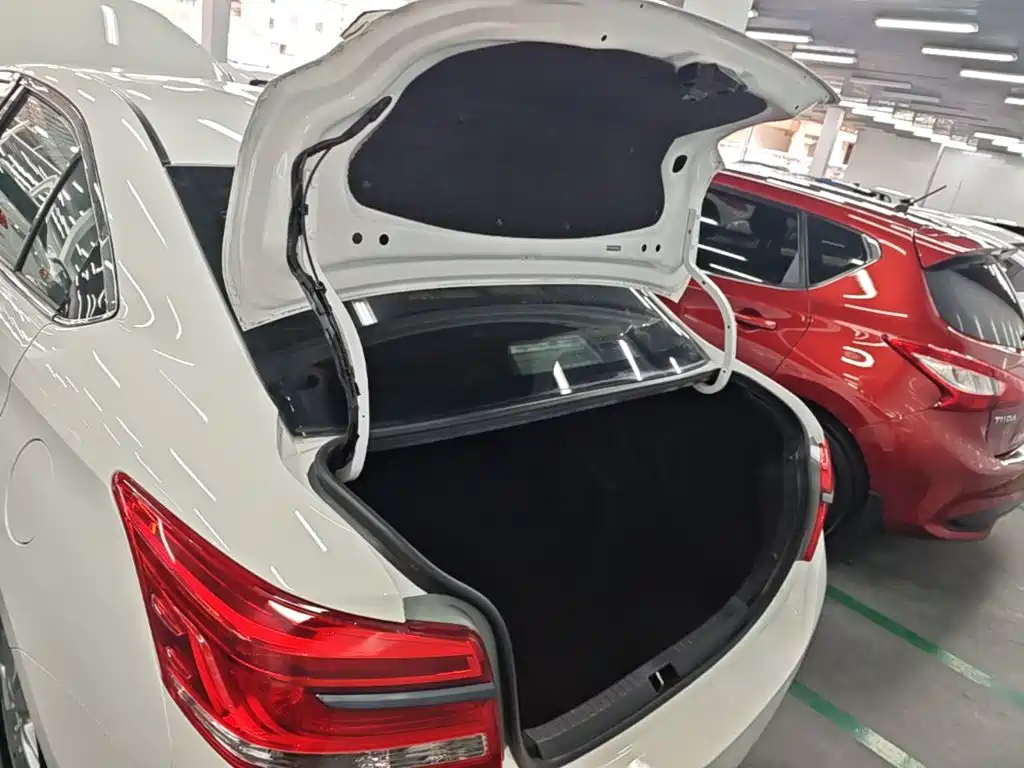 Toyota Yaris L — фото 19