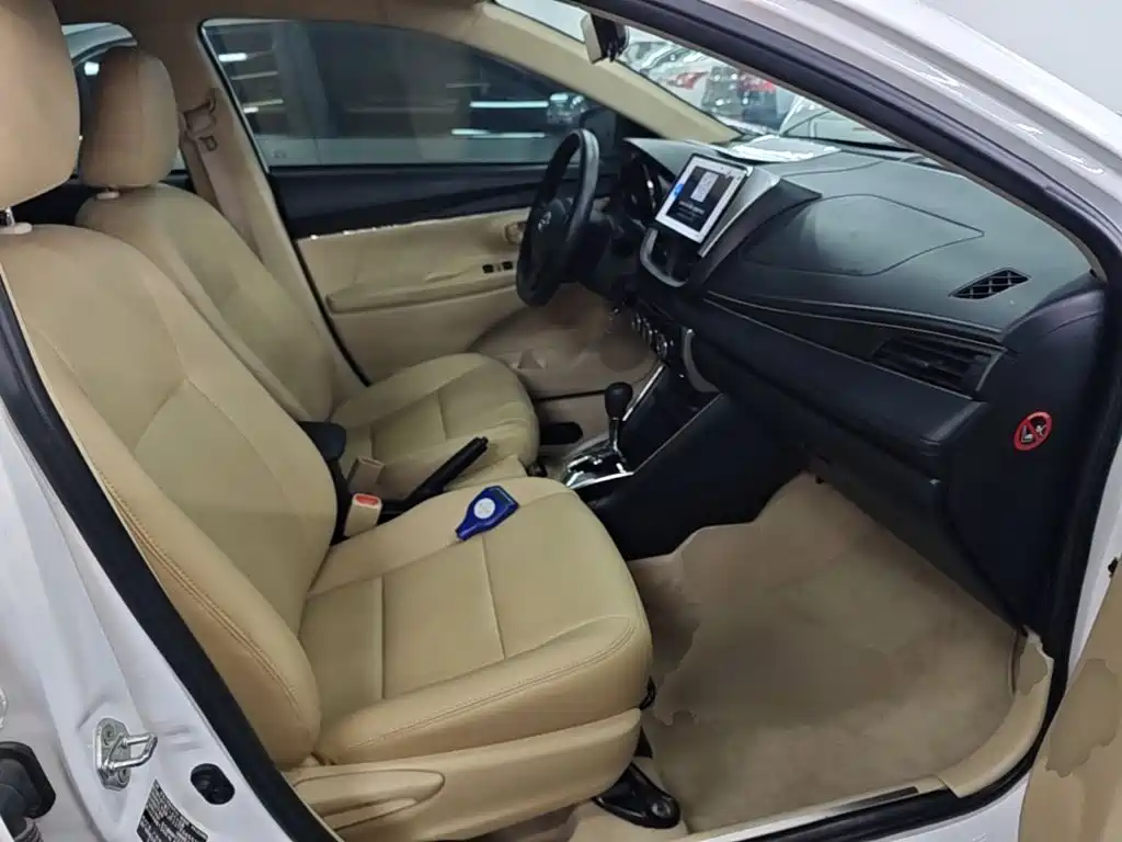 Toyota Yaris L — фото 25