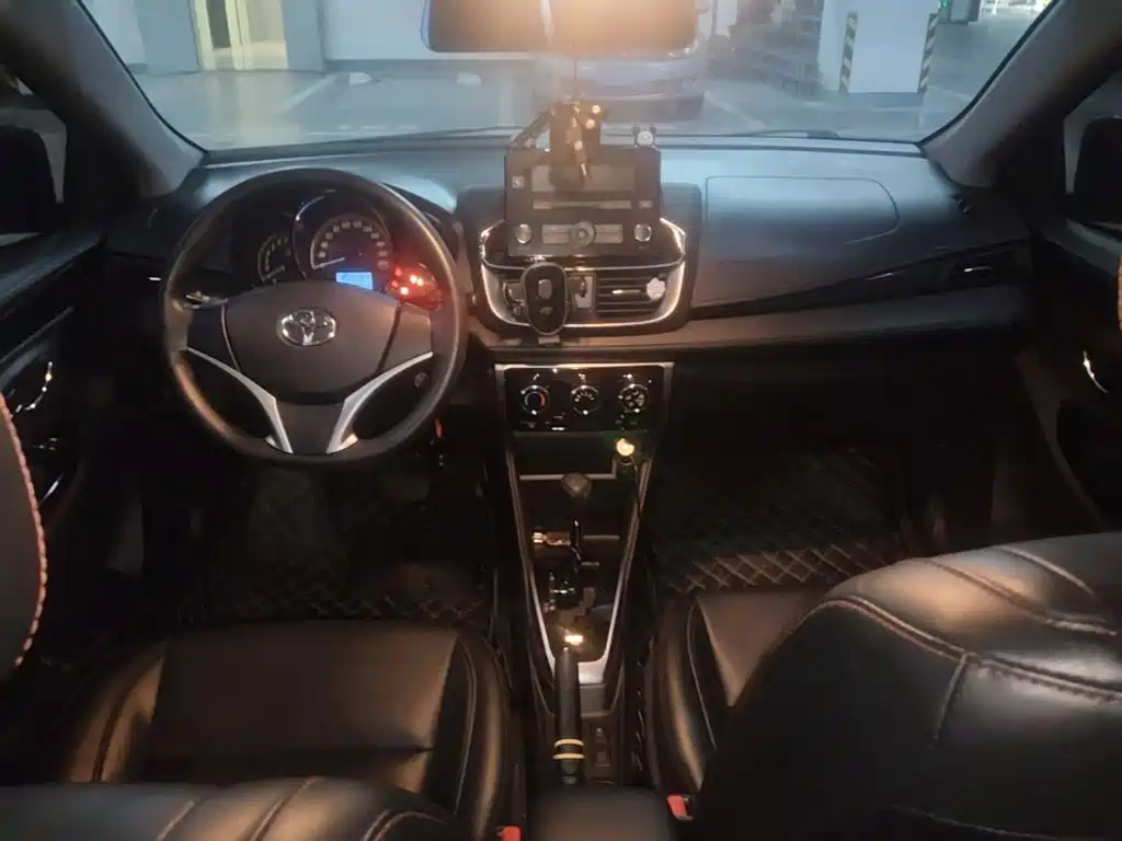 Toyota Yaris L — фото 14