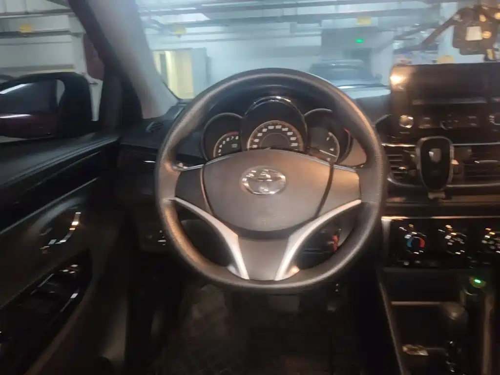 Toyota Yaris L — фото 15