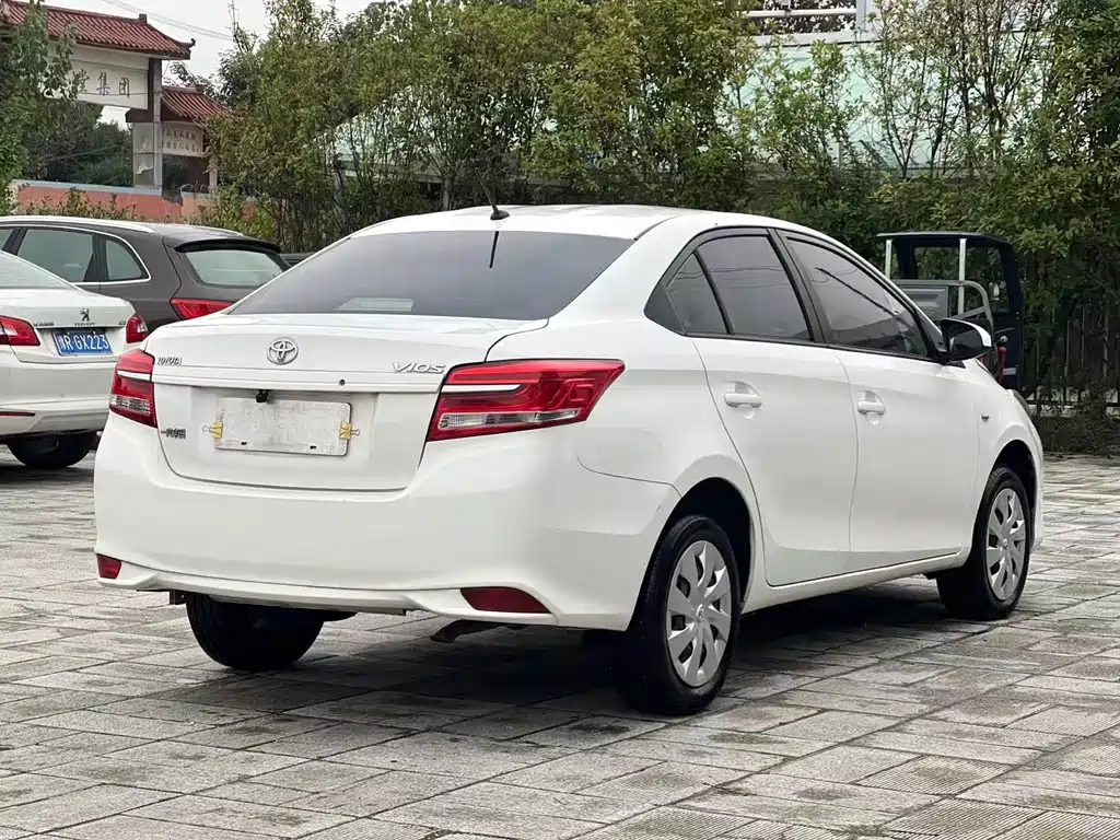 Toyota Vios — фото 10
