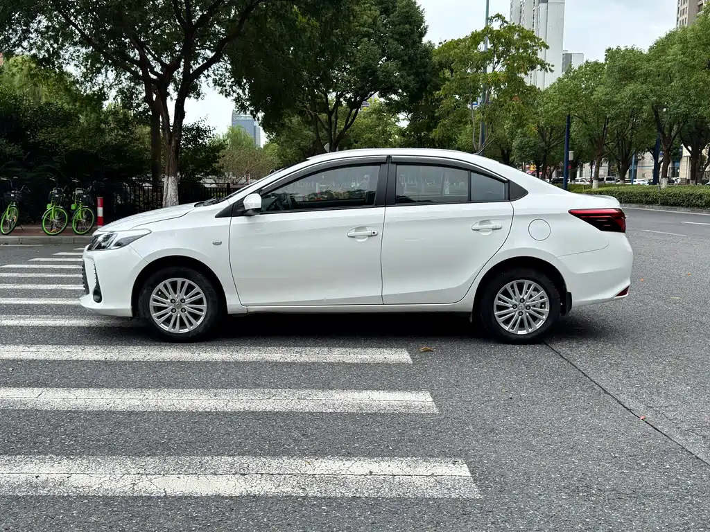Toyota Vios — фото 4
