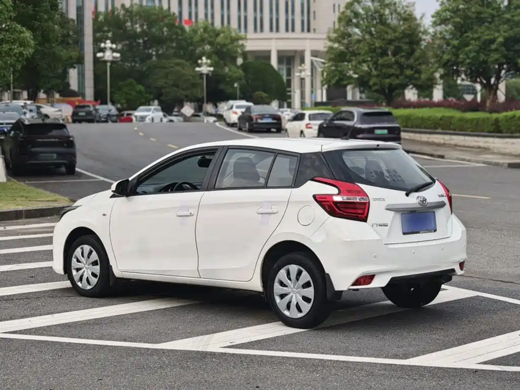 Toyota Yaris L — фото 5