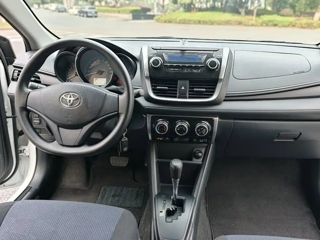 Toyota Yaris L — фото 8
