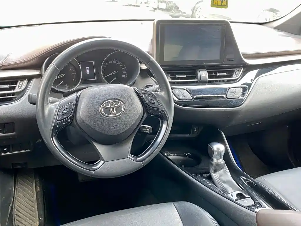 Toyota C-HR — фото 8