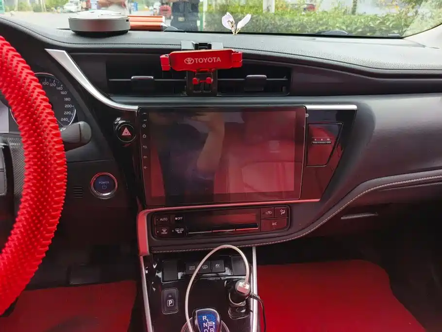 Toyota Corolla Hybrid — фото 13