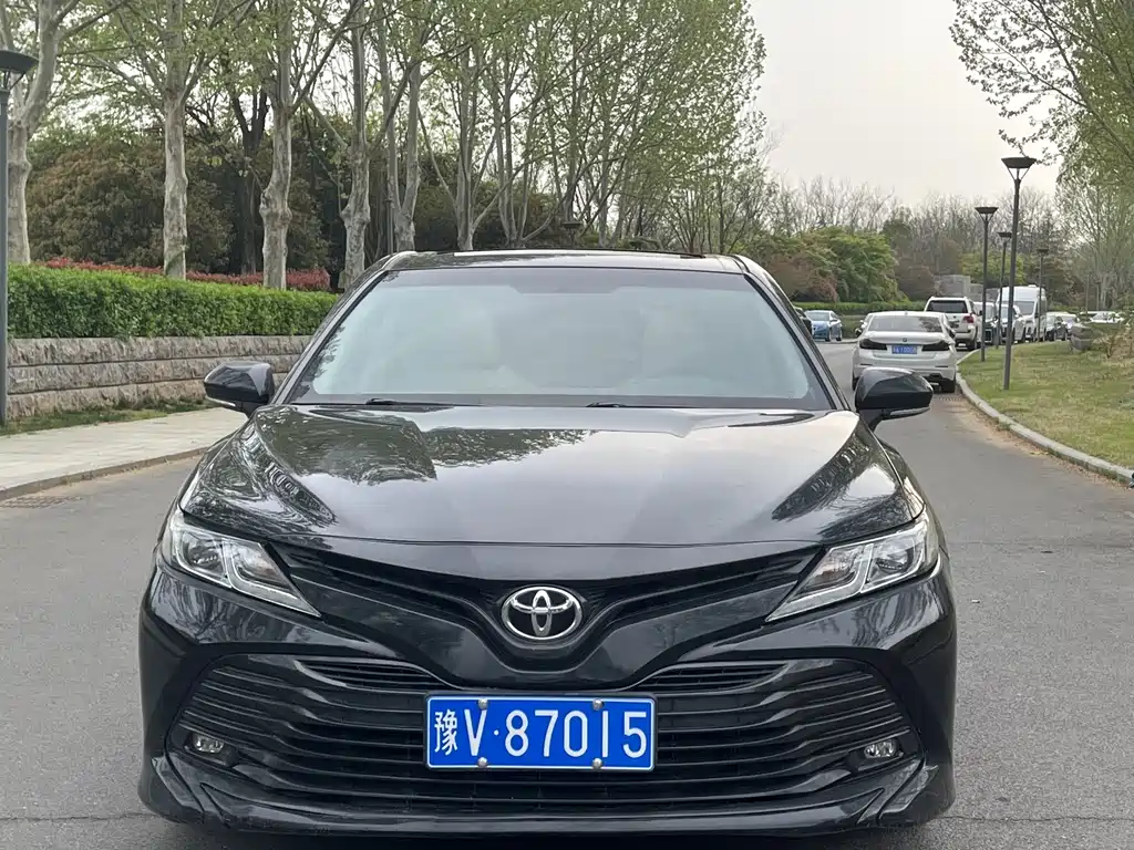 Toyota Camry — фото 2