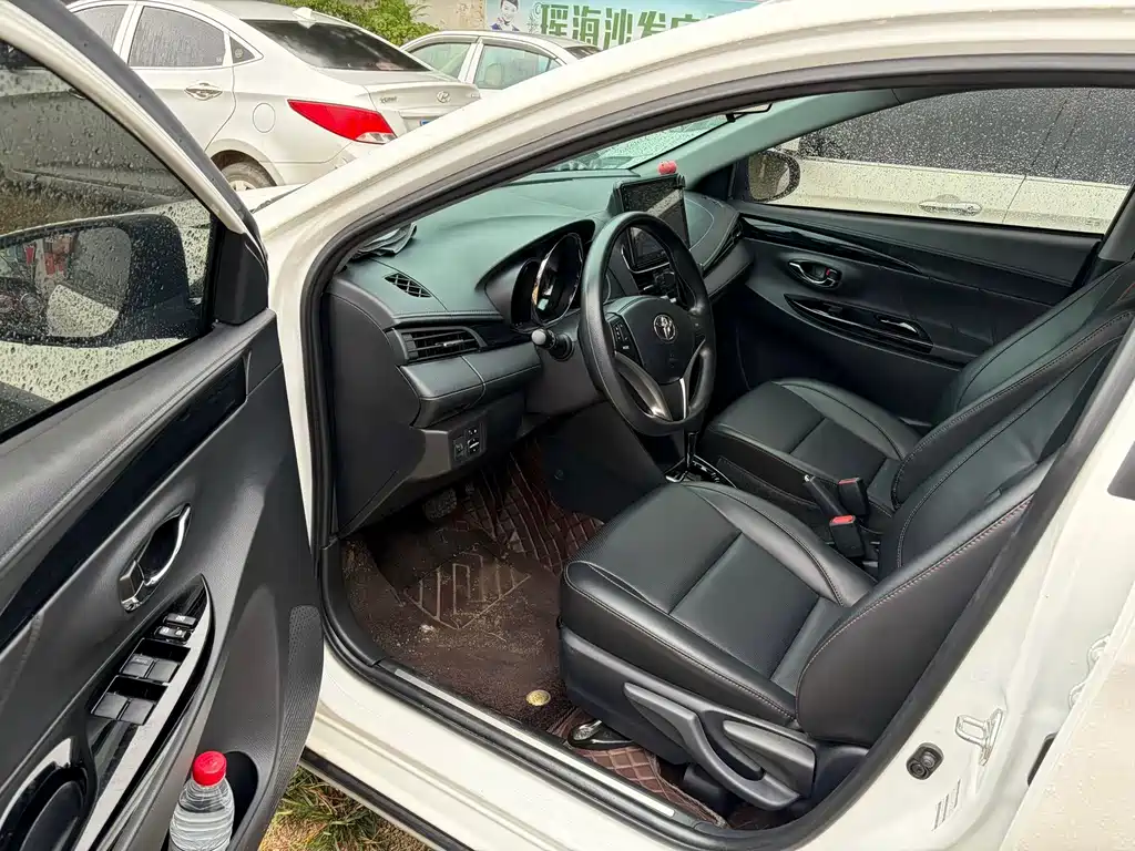 Toyota Yaris L — фото 2
