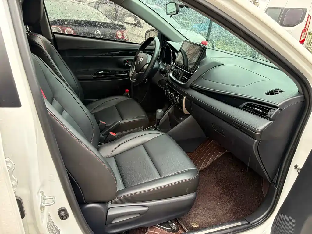 Toyota Yaris L — фото 4