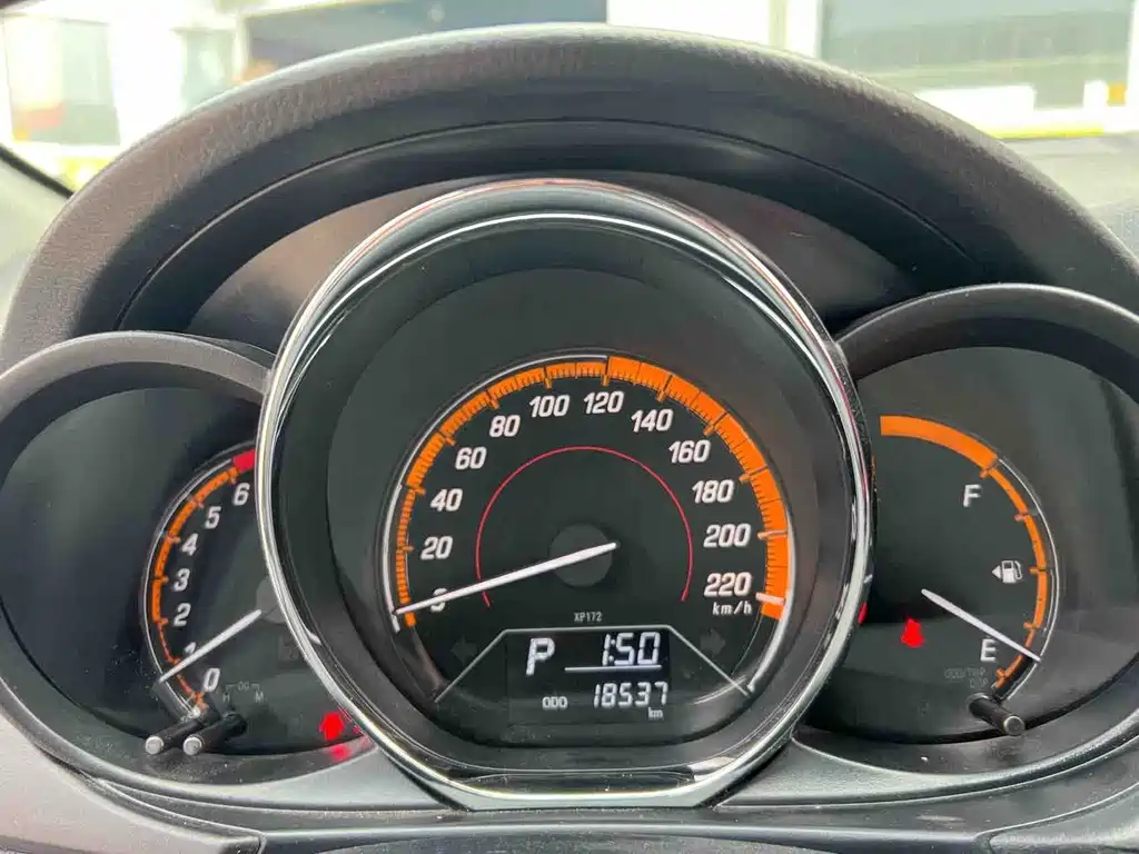 Toyota Yaris L — фото 15