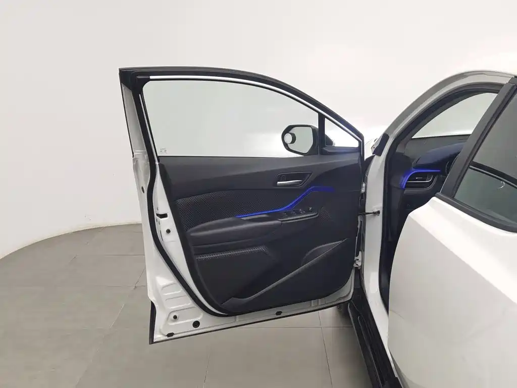 Toyota C-HR — фото 8