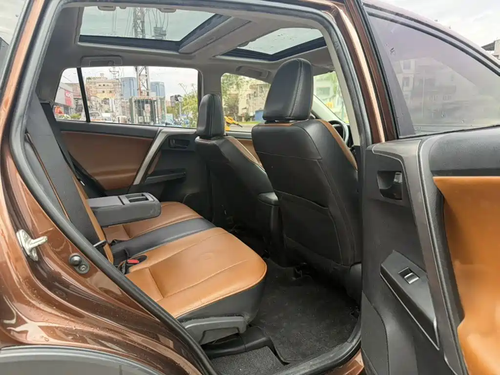 Toyota RAV4 — фото 5