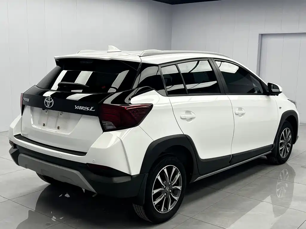 Toyota Yaris L — фото 4