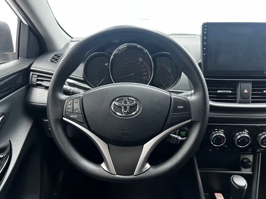 Toyota Yaris L — фото 10