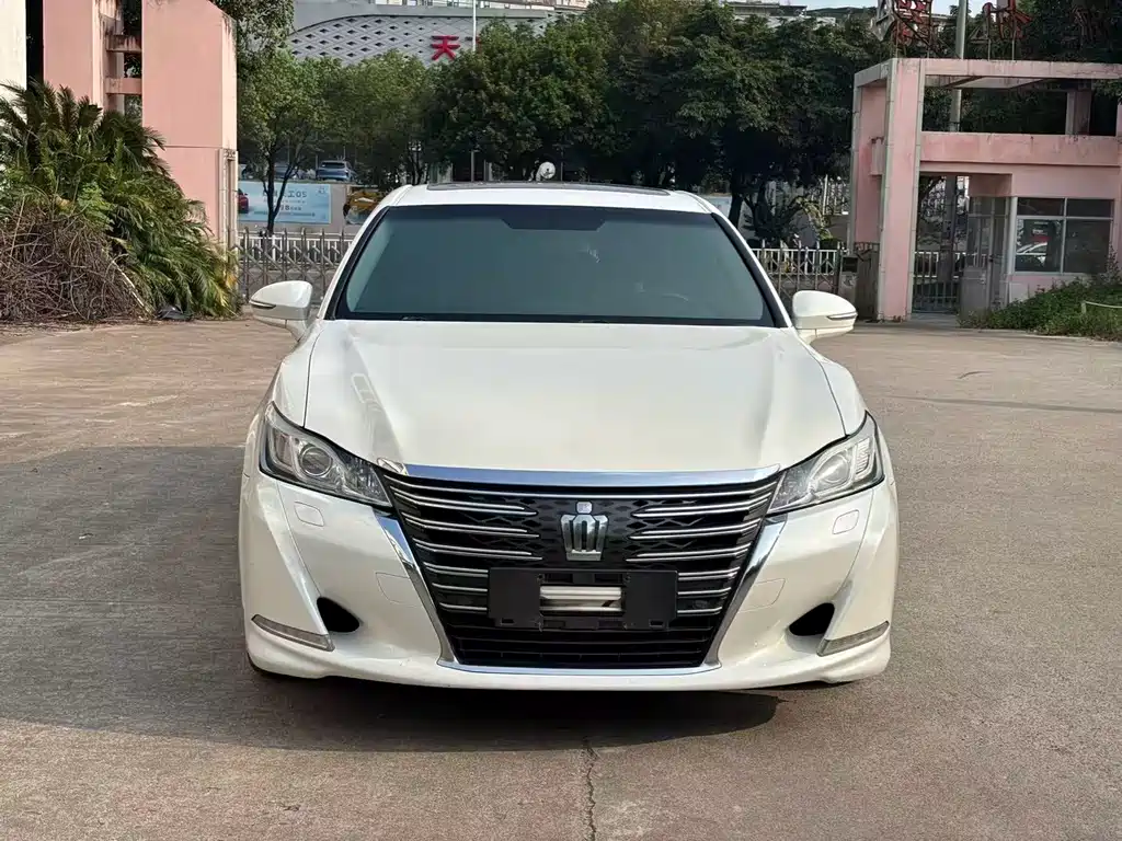 Toyota Crown — фото 2