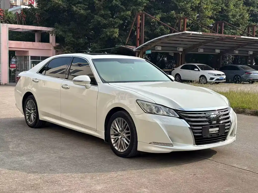 Toyota Crown — фото 3