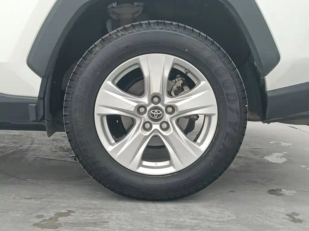 Toyota RAV4 — фото 8