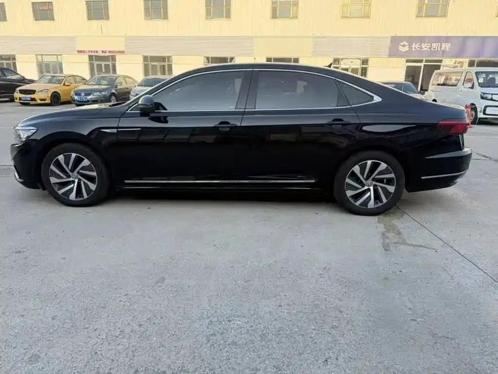 Volkswagen Passat PHEV — фото 4