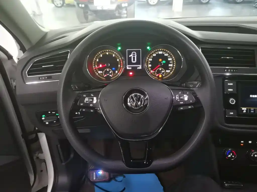 Volkswagen Tiguan L — фото 11
