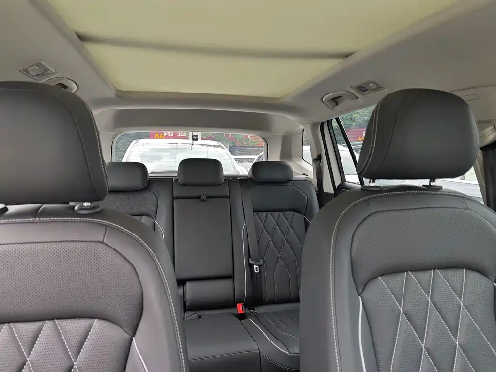 Volkswagen Tiguan L — фото 11