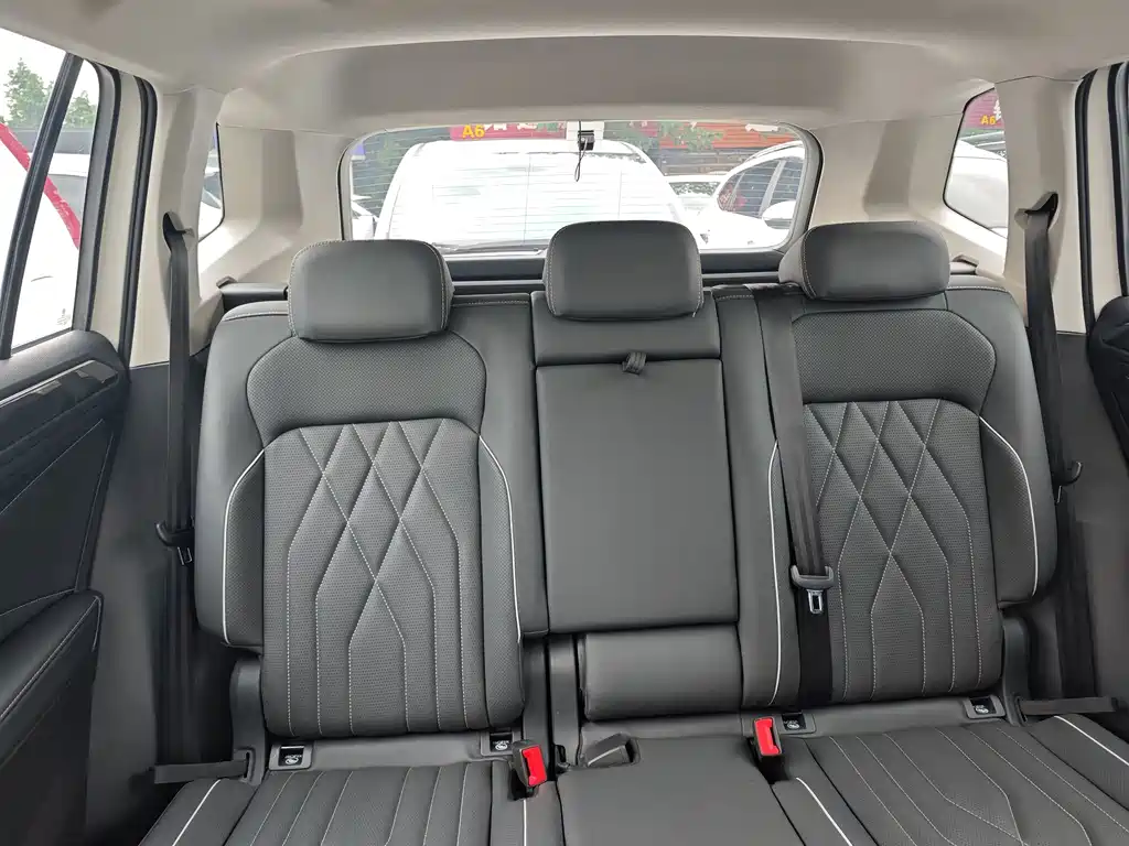 Volkswagen Tiguan L — фото 10