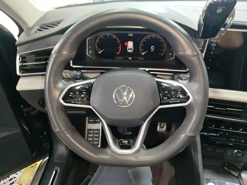 Volkswagen Tiguan L — фото 11
