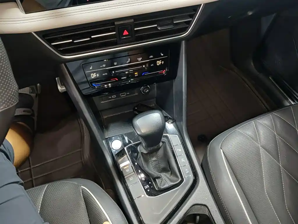 Volkswagen Tiguan L — фото 14