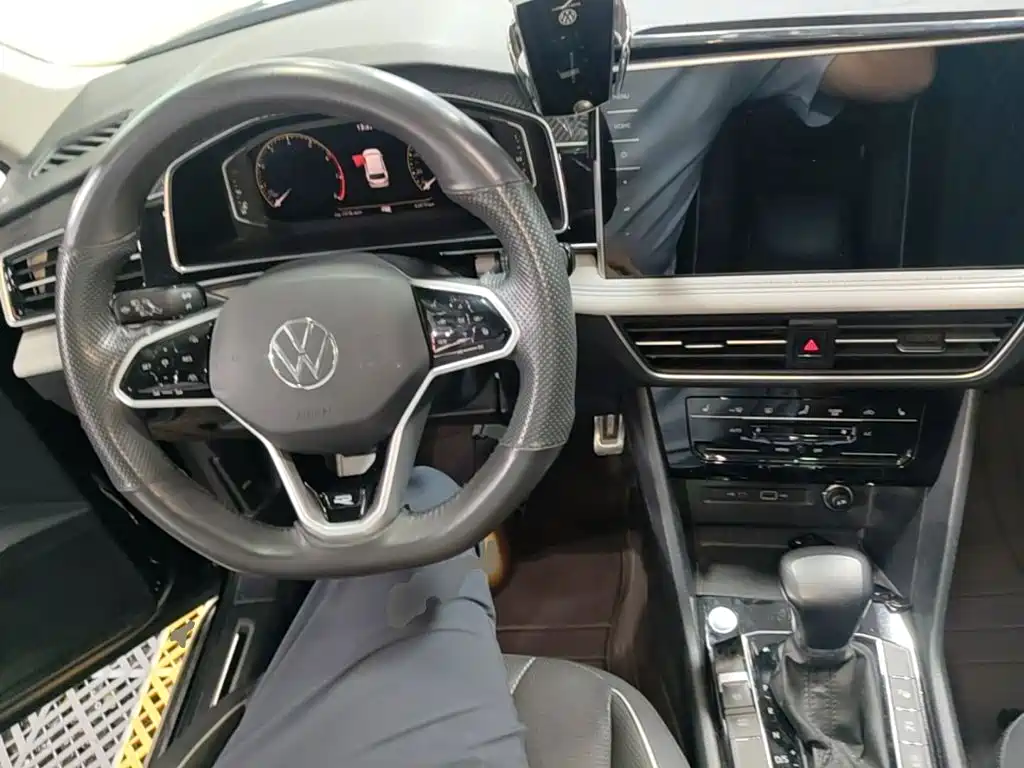 Volkswagen Tiguan L — фото 10