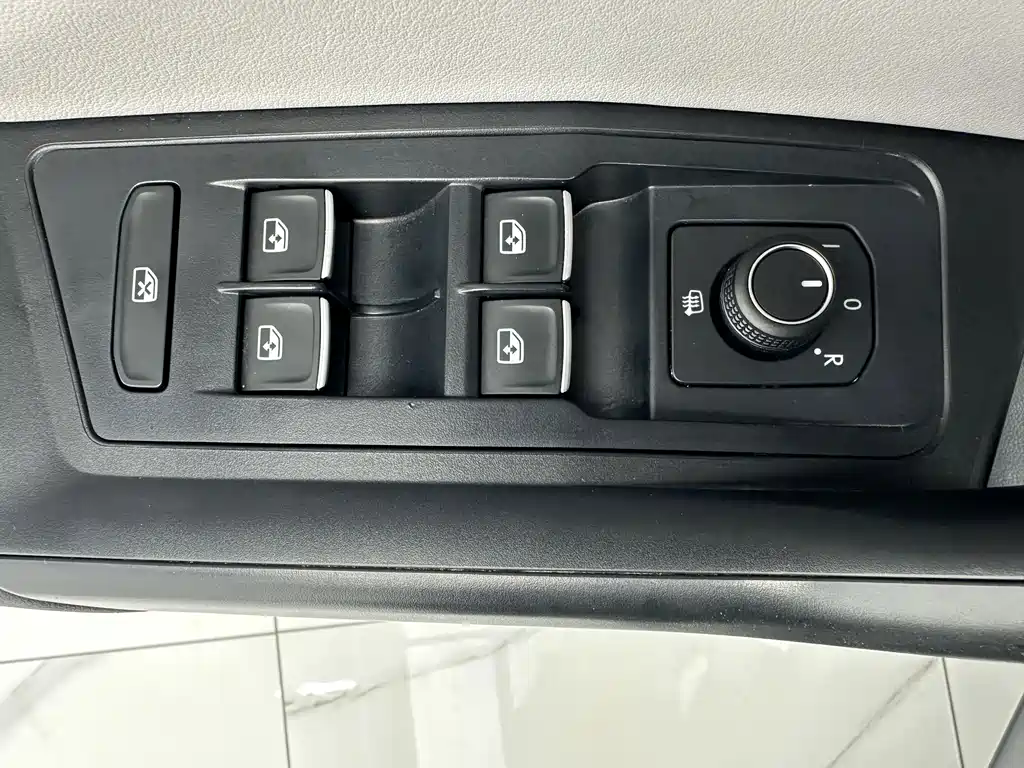 Volkswagen T-Roc — фото 11