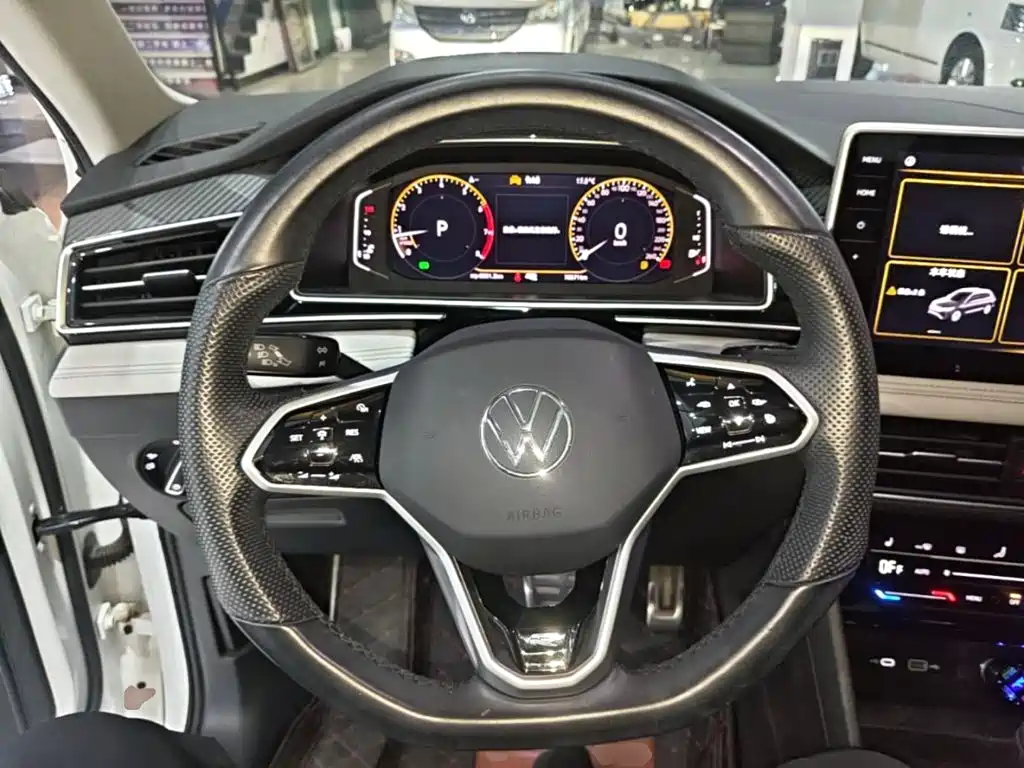 Volkswagen Tiguan L — фото 11