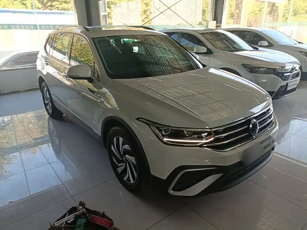Volkswagen Tiguan L — фото 4