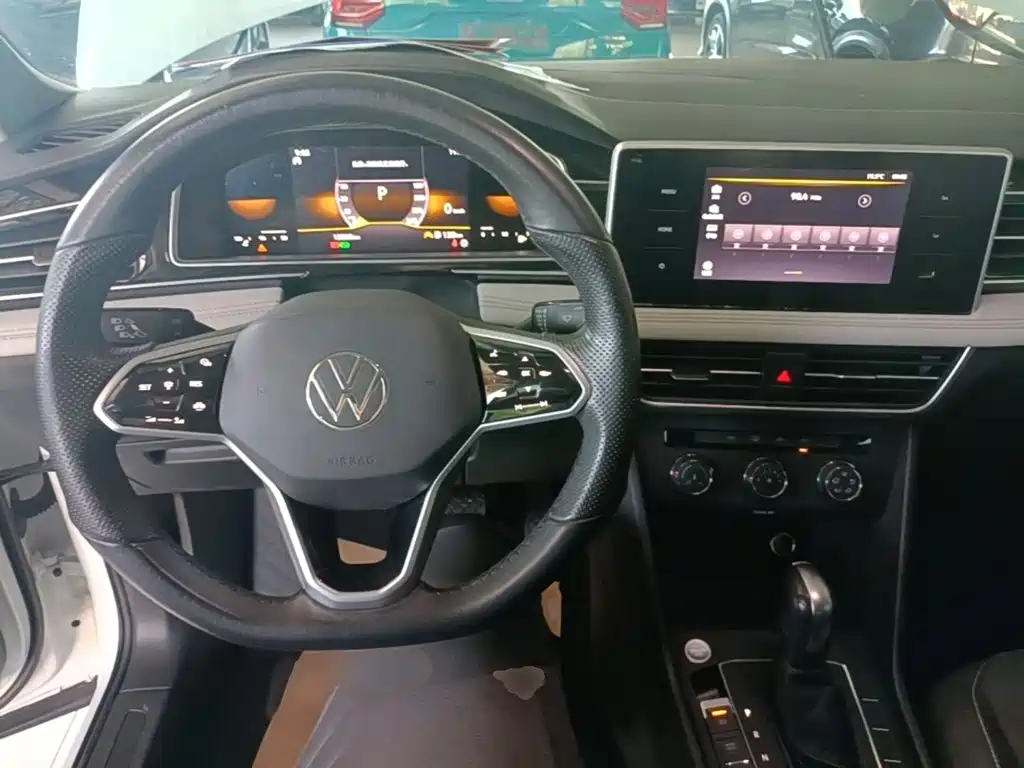 Volkswagen Tiguan L — фото 10