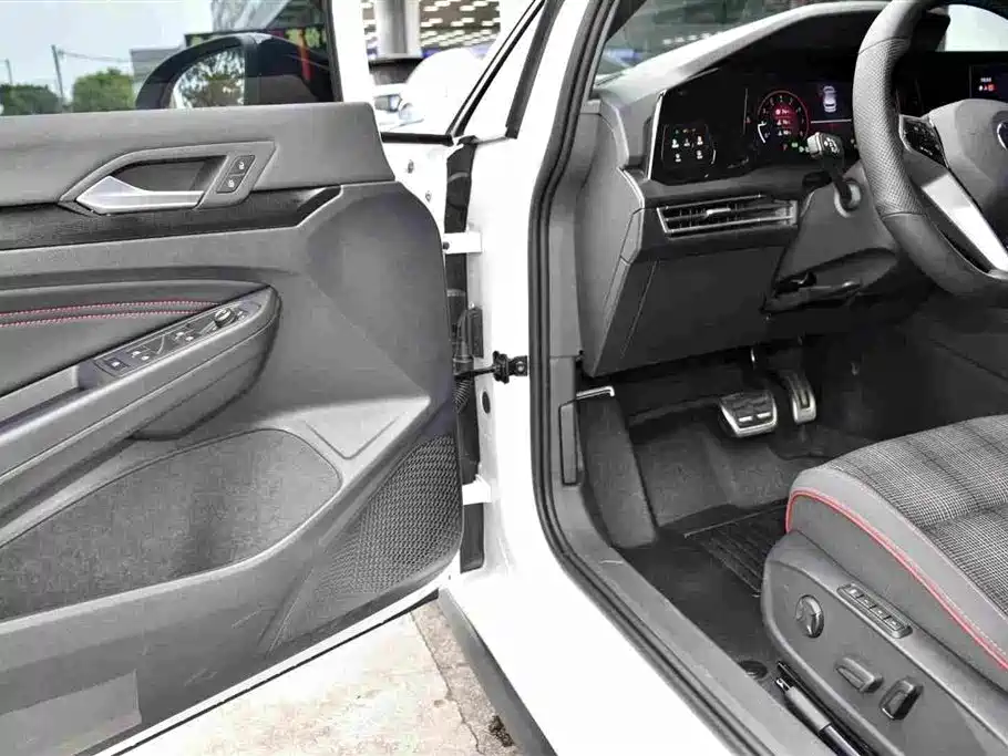 Volkswagen Golf GTI — фото 11