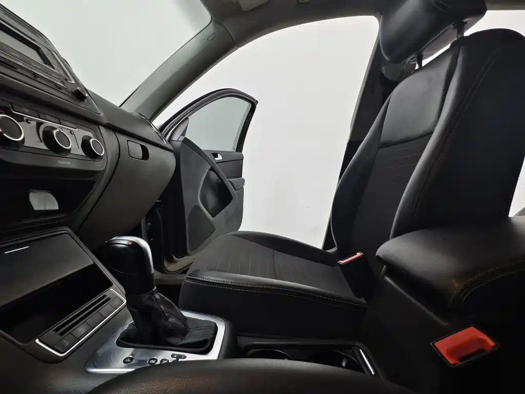 Volkswagen Tiguan — фото 11
