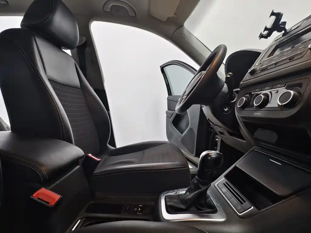Volkswagen Tiguan — фото 14