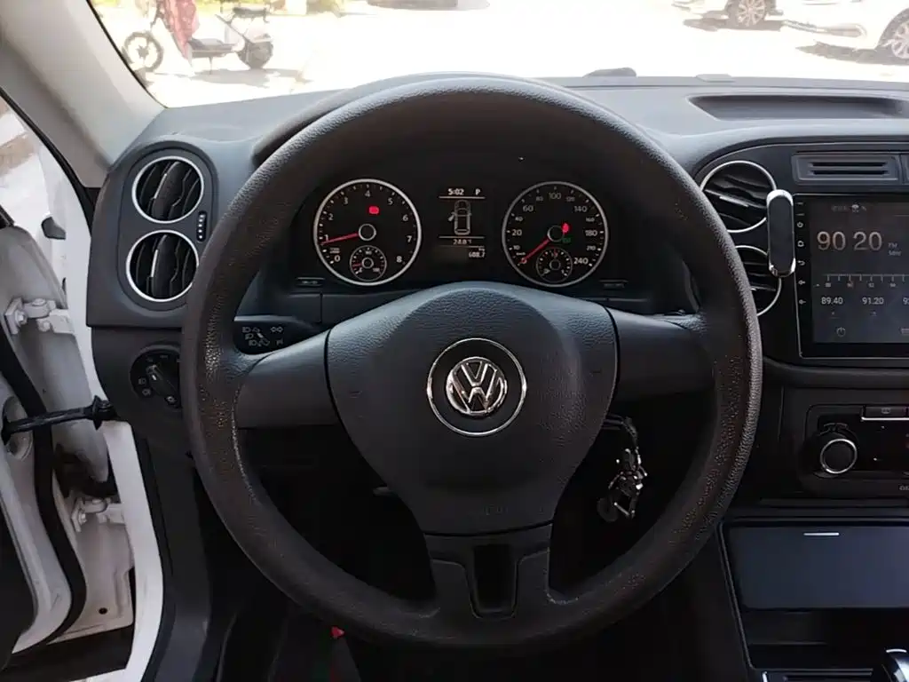 Volkswagen Tiguan — фото 11