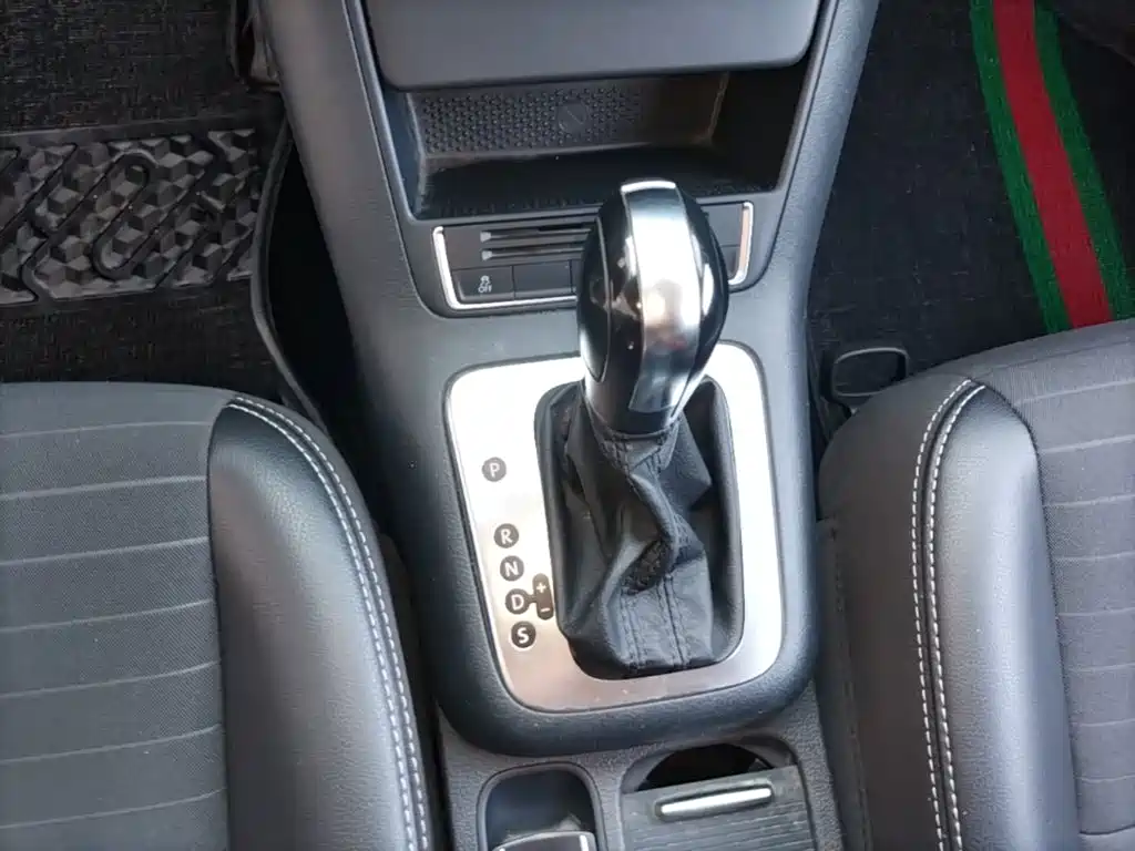 Volkswagen Tiguan — фото 14