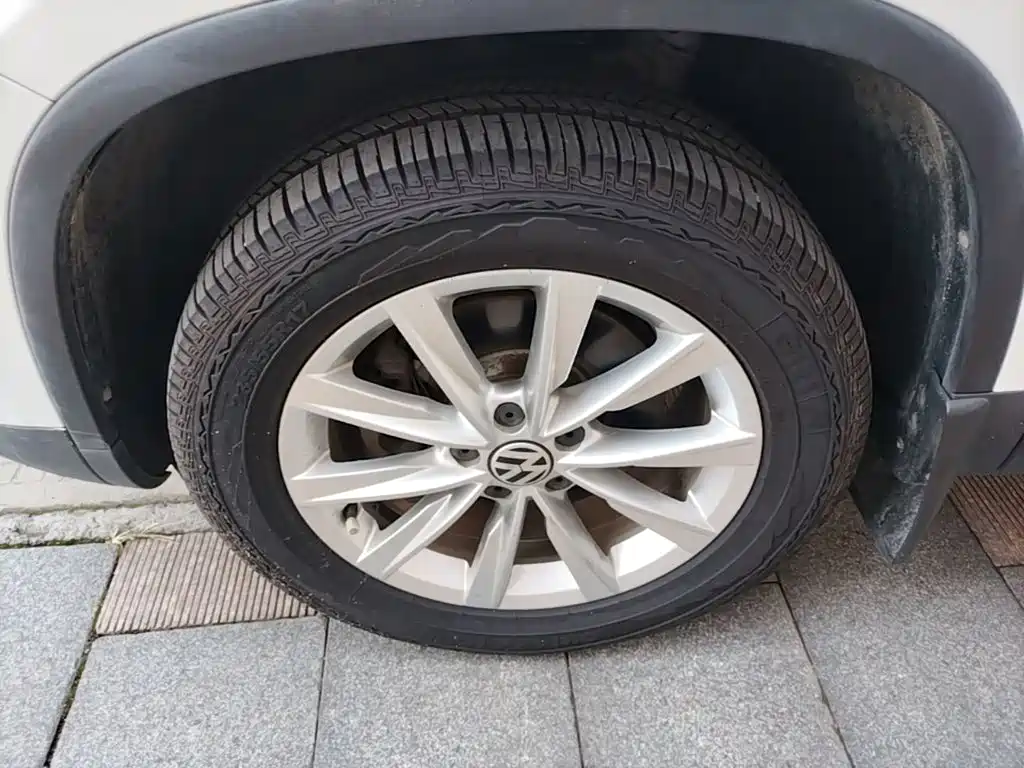Volkswagen Tiguan — фото 23