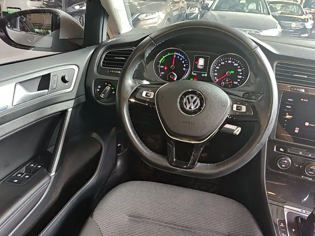 Volkswagen Golf EV — фото 11