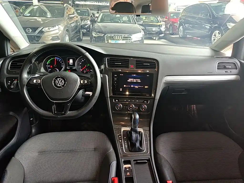 Volkswagen Golf EV — фото 10