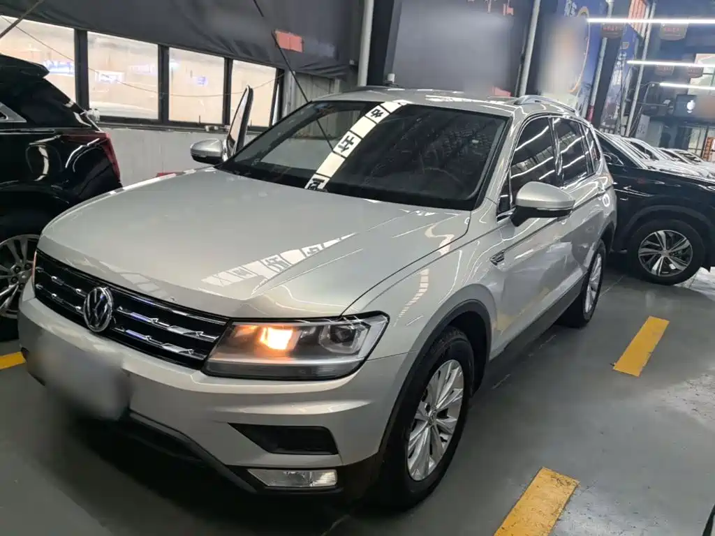 Volkswagen Tiguan L — фото 2
