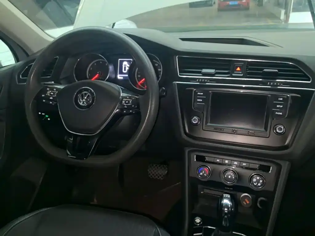 Volkswagen Tiguan L — фото 10